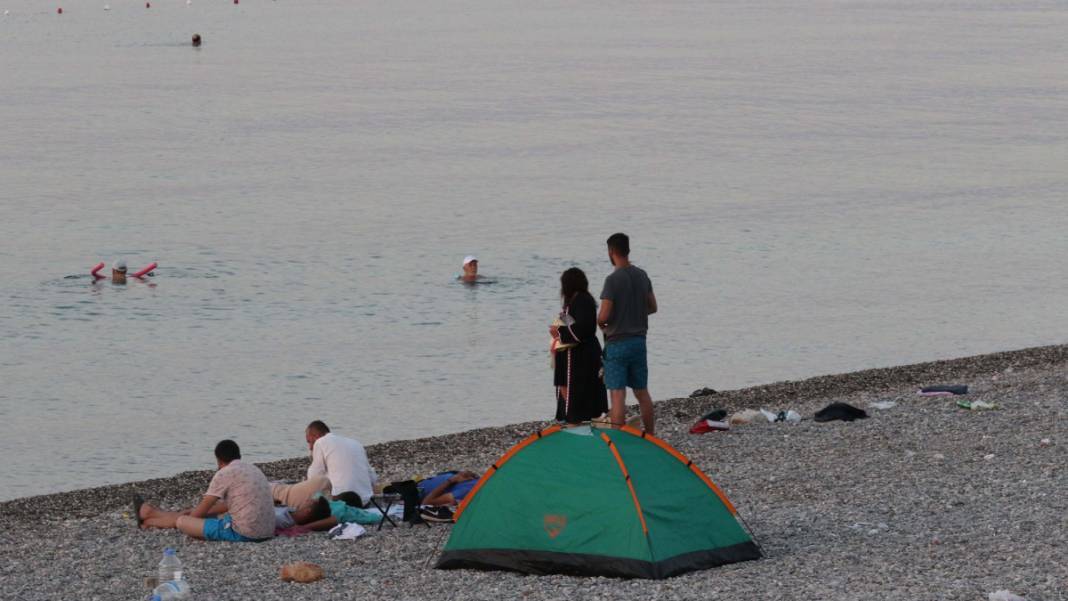 Nefes alamayan Antalyalılar sahilde sabahladı. Sıcaklık 45 dereceyi gördü 7